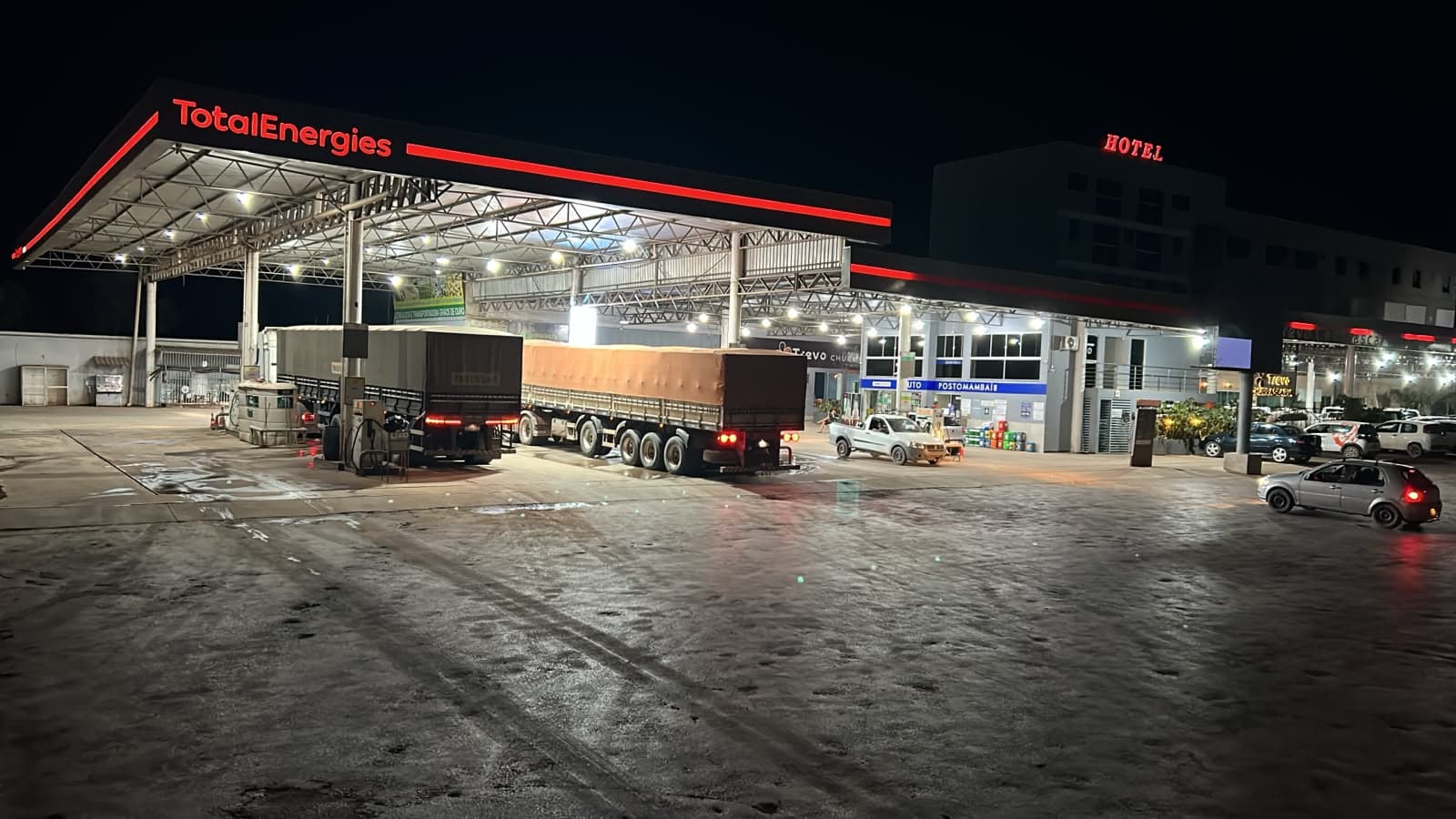 Auto Posto Mambaí II iluminado à noite, no Trevo de Mambaí